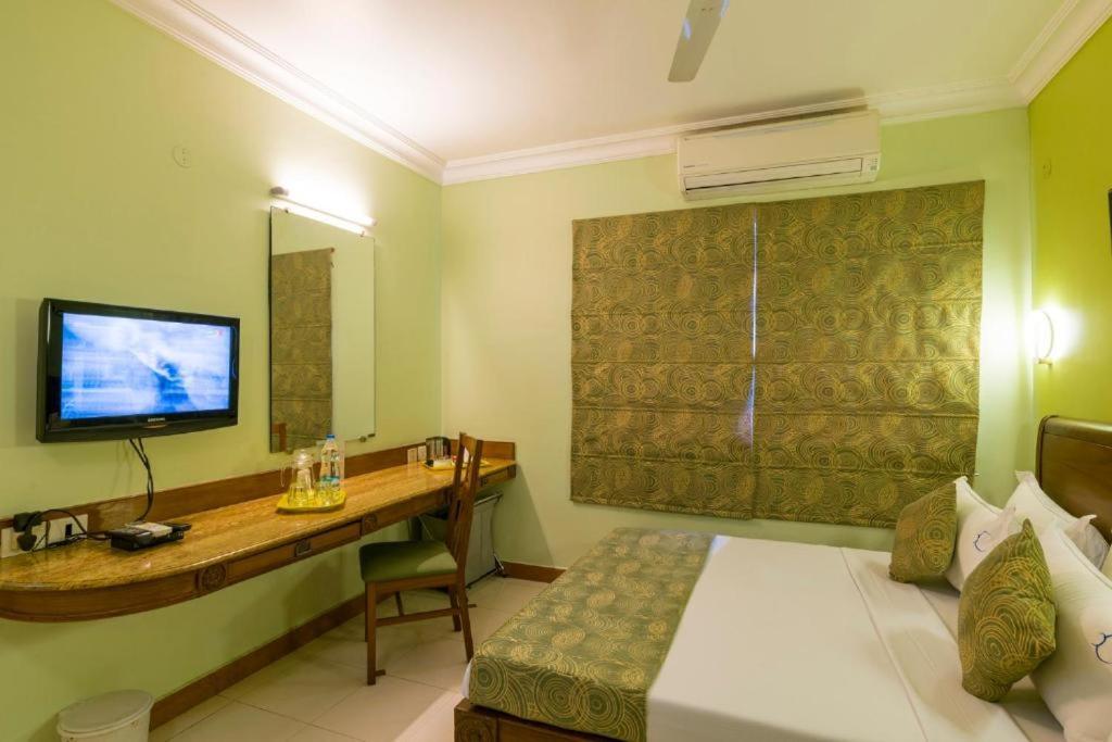 Crescent Park Hotel Chennai Exterior photo