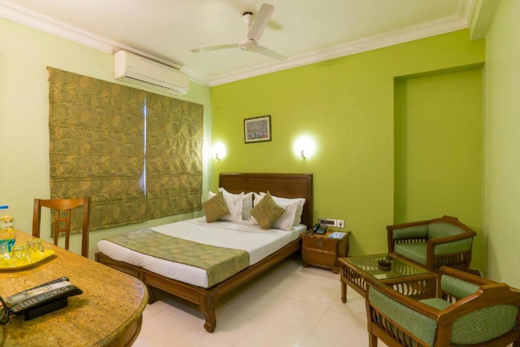 Crescent Park Hotel Chennai Exterior photo