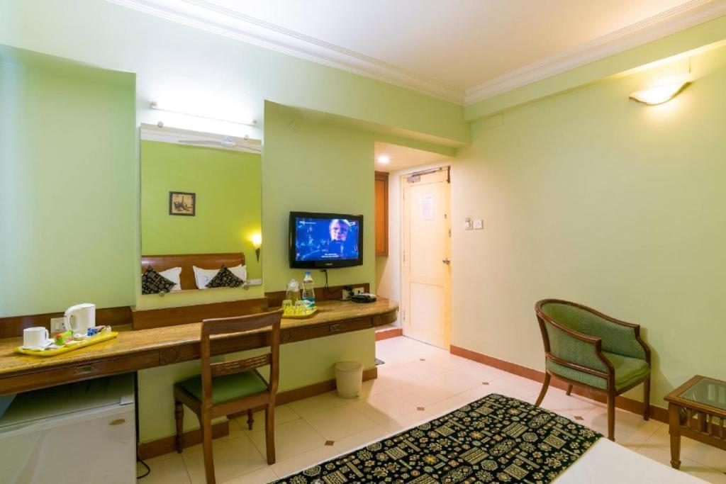 Crescent Park Hotel Chennai Exterior photo