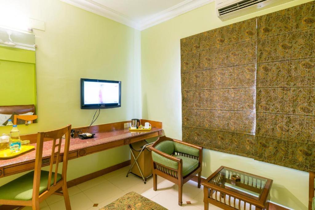 Crescent Park Hotel Chennai Exterior photo